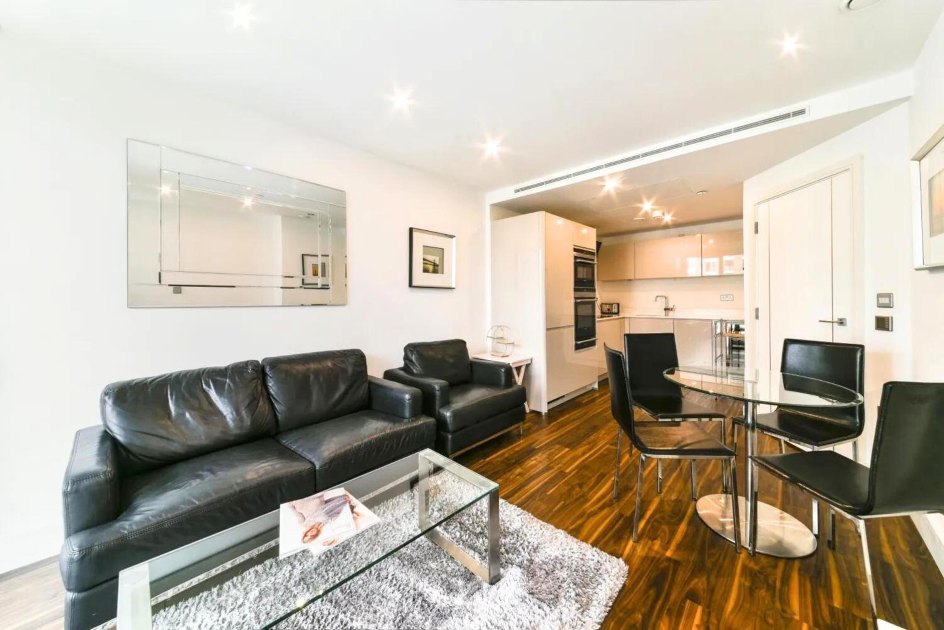 Tower Bridge with Balcony City Views with Rooftop terrace, 1GB Wifi perfect for business travel - LuxuryLondonStays