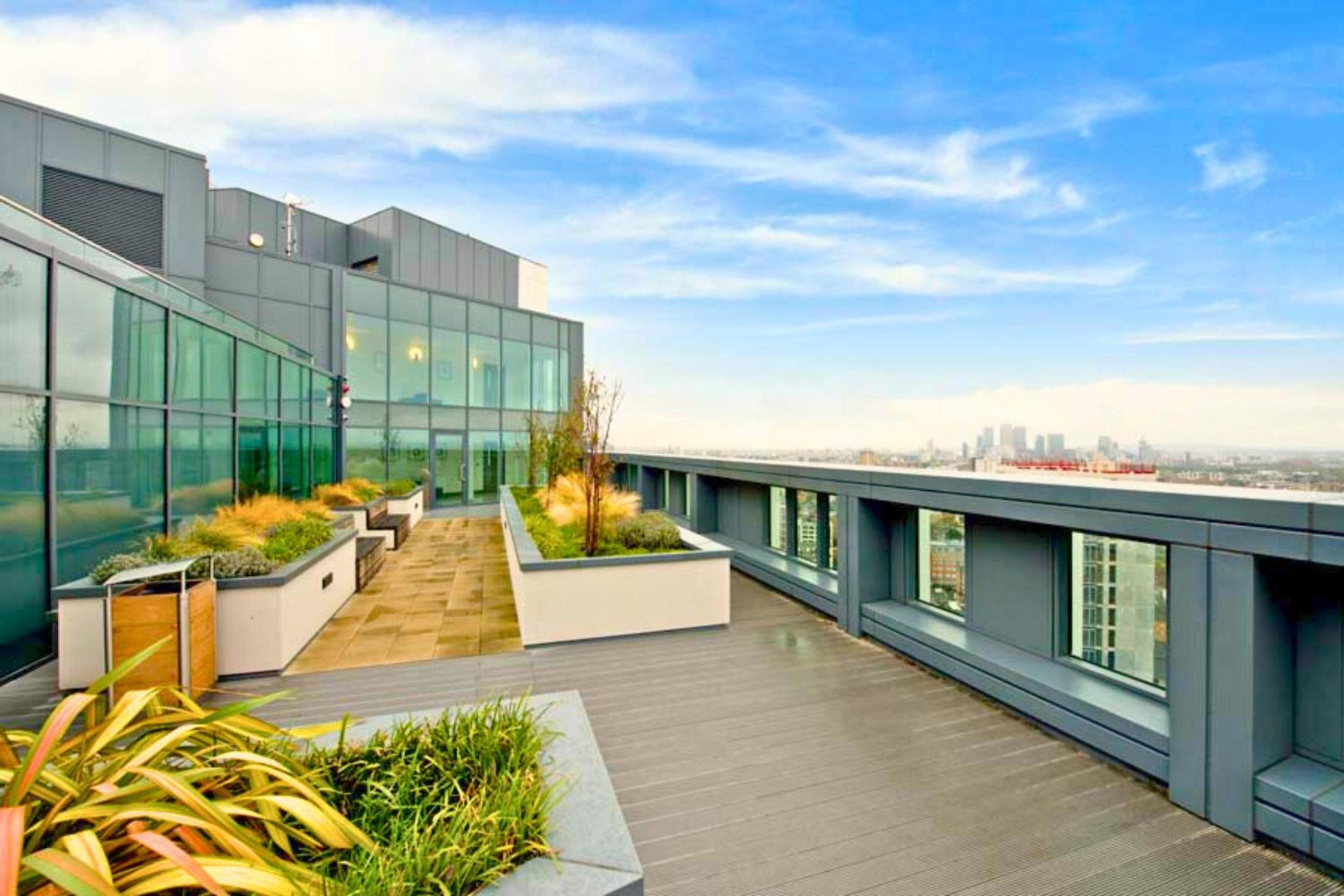Tower Bridge with Balcony City Views with Rooftop terrace, 1GB Wifi perfect for business travel - LuxuryLondonStays