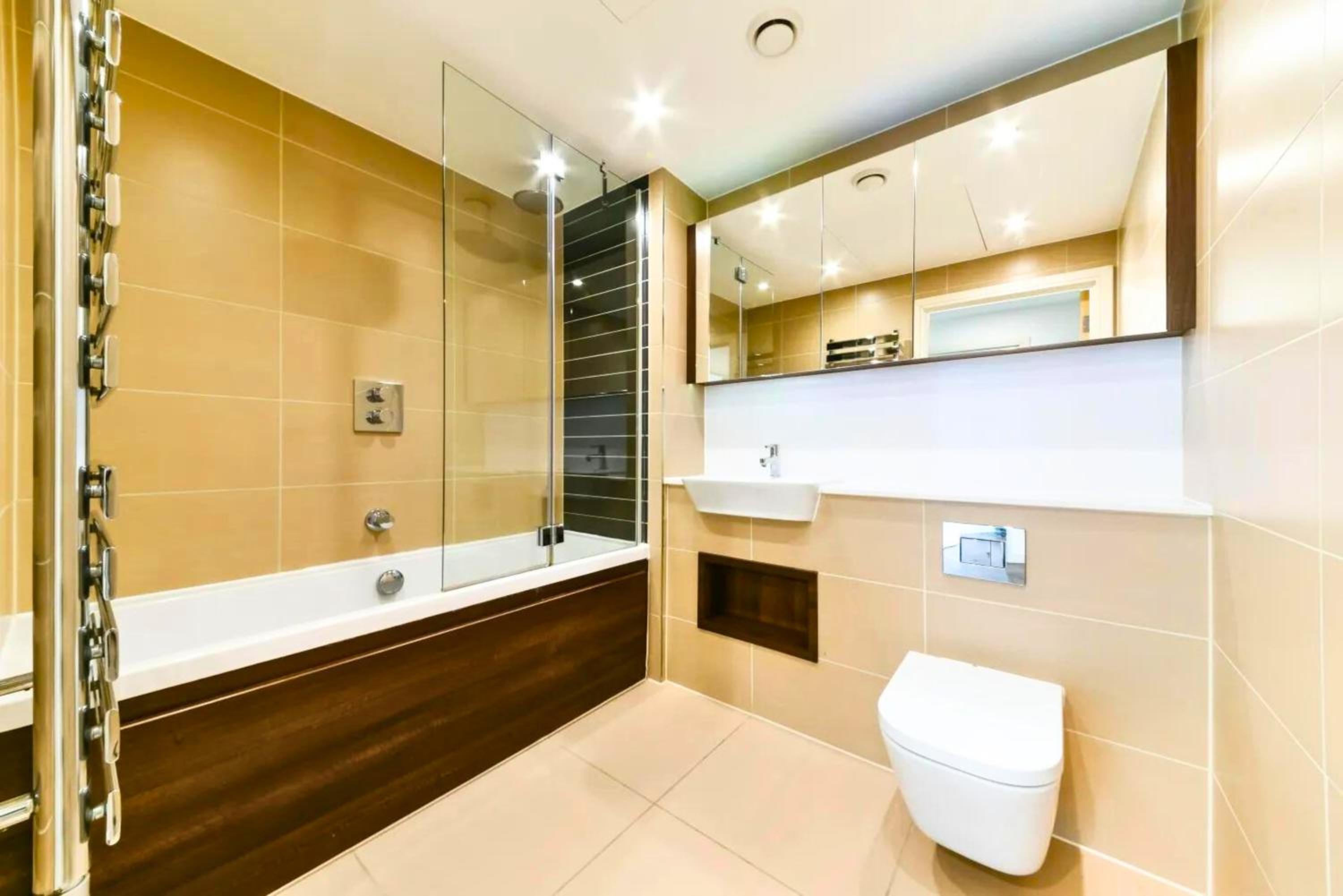 Tower Bridge with Balcony City Views with Rooftop terrace, 1GB Wifi perfect for business travel - LuxuryLondonStays