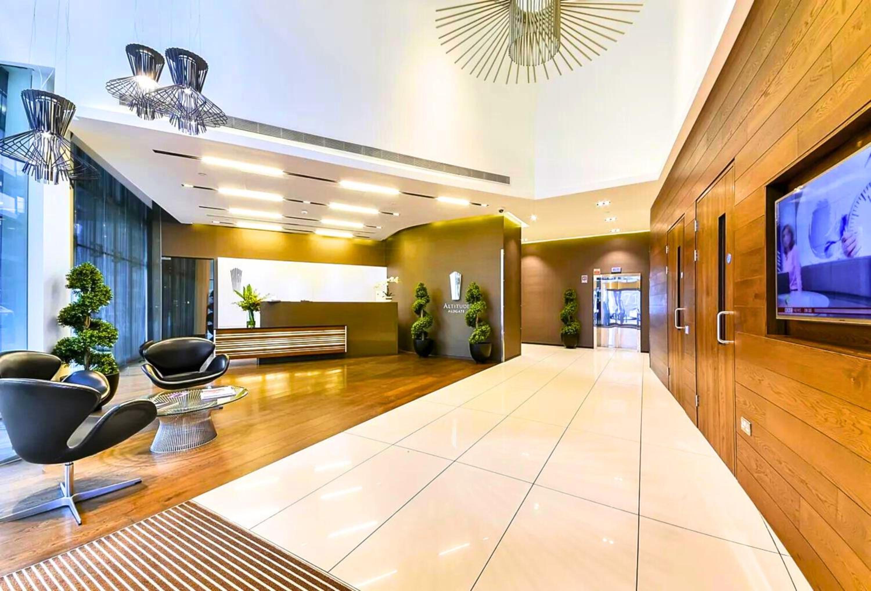 Tower Bridge with Balcony City Views with Rooftop terrace, 1GB Wifi perfect for business travel - LuxuryLondonStays