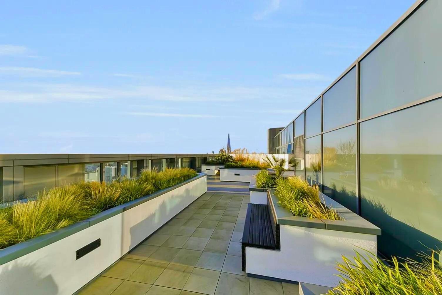 Tower Bridge with Balcony City Views with Rooftop terrace, 1GB Wifi perfect for business travel - LuxuryLondonStays