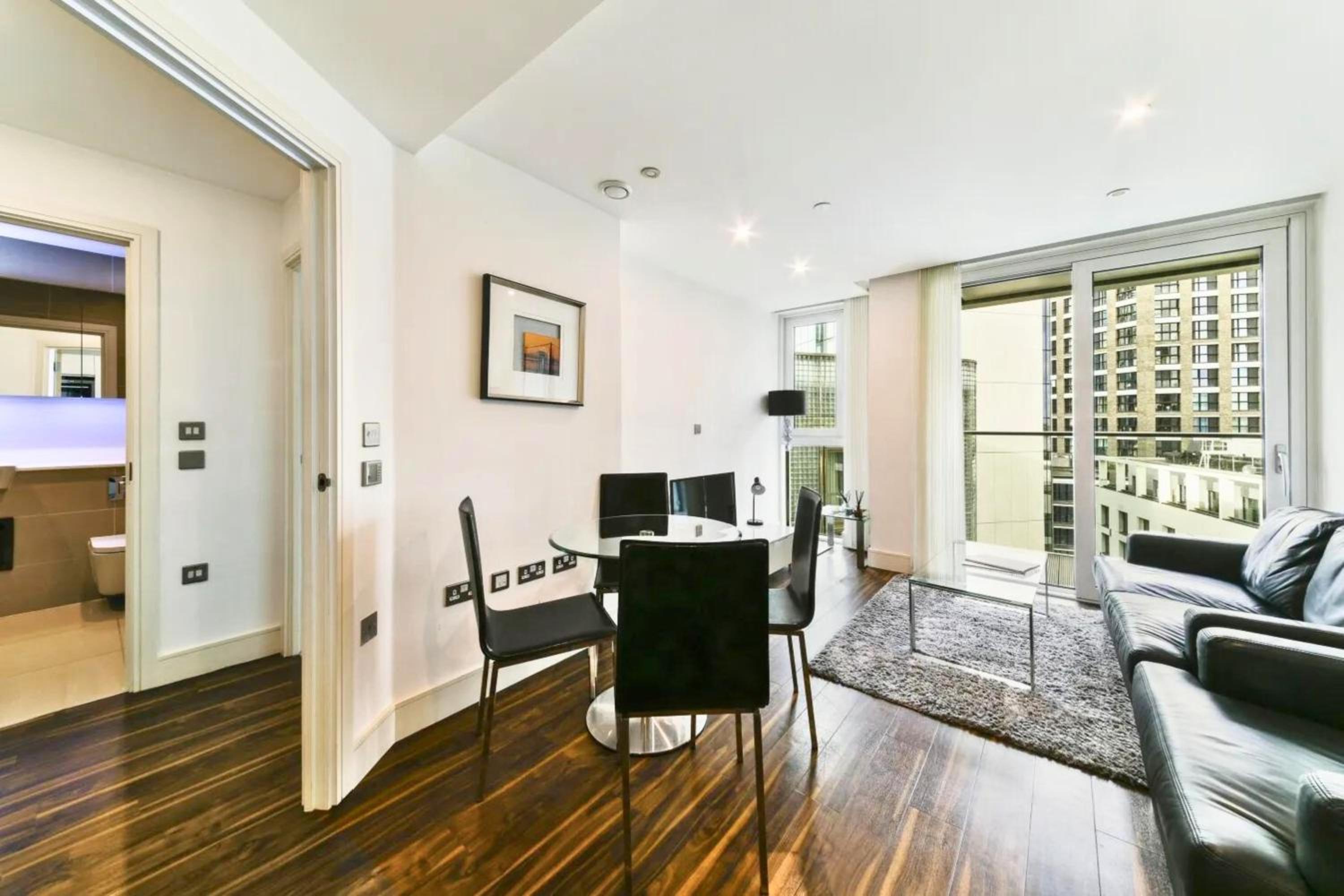 Tower Bridge with Balcony City Views with Rooftop terrace, 1GB Wifi perfect for business travel - LuxuryLondonStays