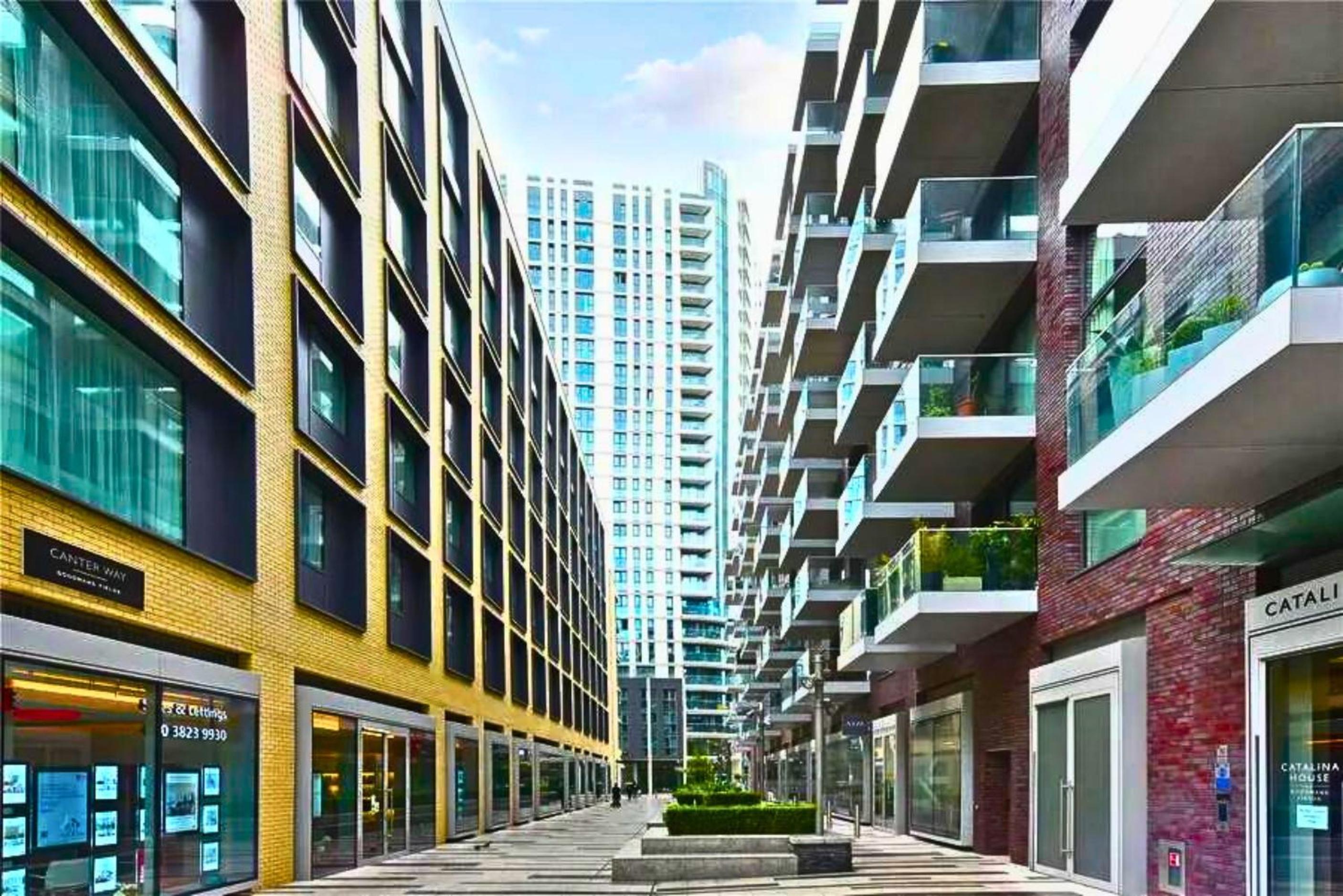 Tower Bridge with Balcony City Views with Rooftop terrace, 1GB Wifi perfect for business travel - LuxuryLondonStays