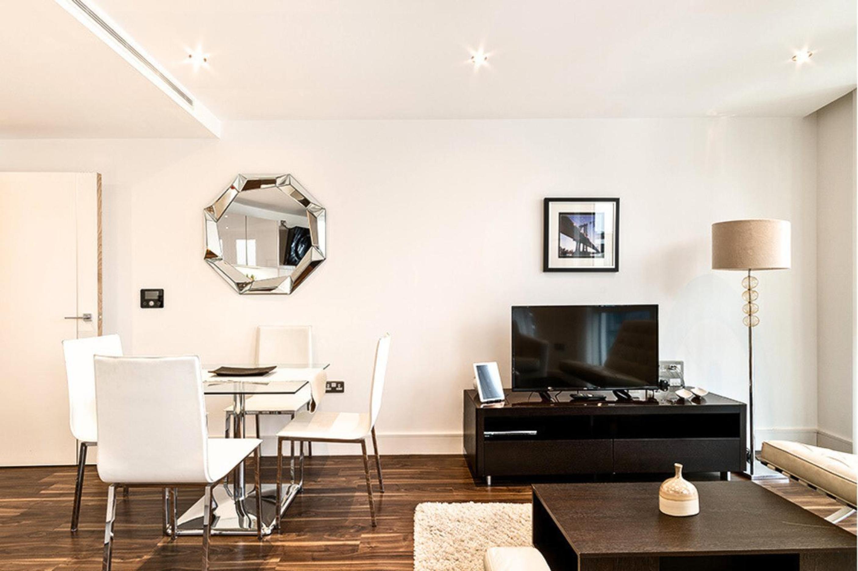 Tower Bridge with Balcony City Views with Rooftop terrace, 1GB Wifi perfect for business travel - LuxuryLondonStays