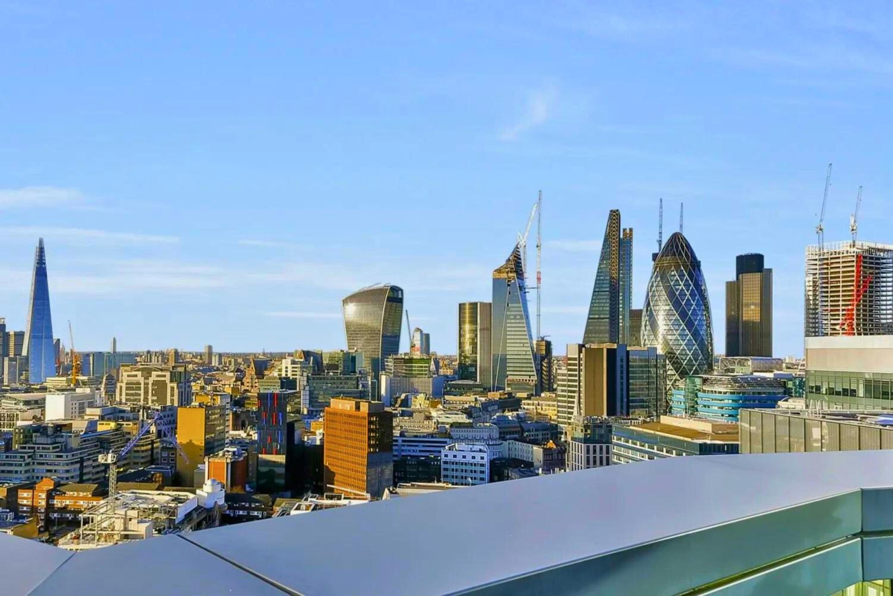 Tower Bridge with Balcony City Views with Rooftop terrace, 1GB Wifi perfect for business travel - LuxuryLondonStays