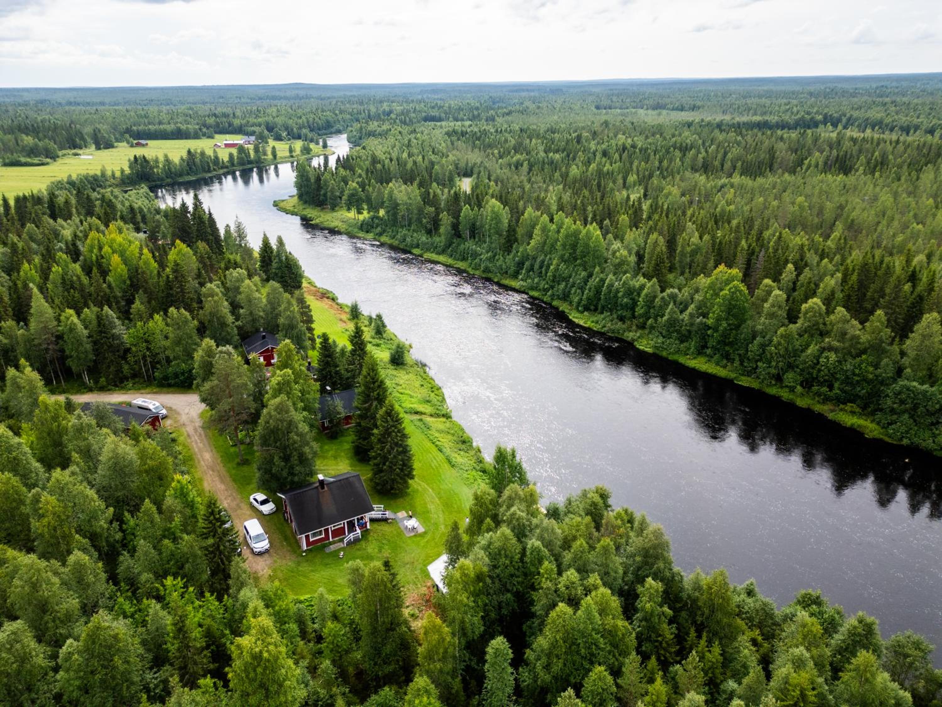 Lapin Villa Hiisi joen rannalla
