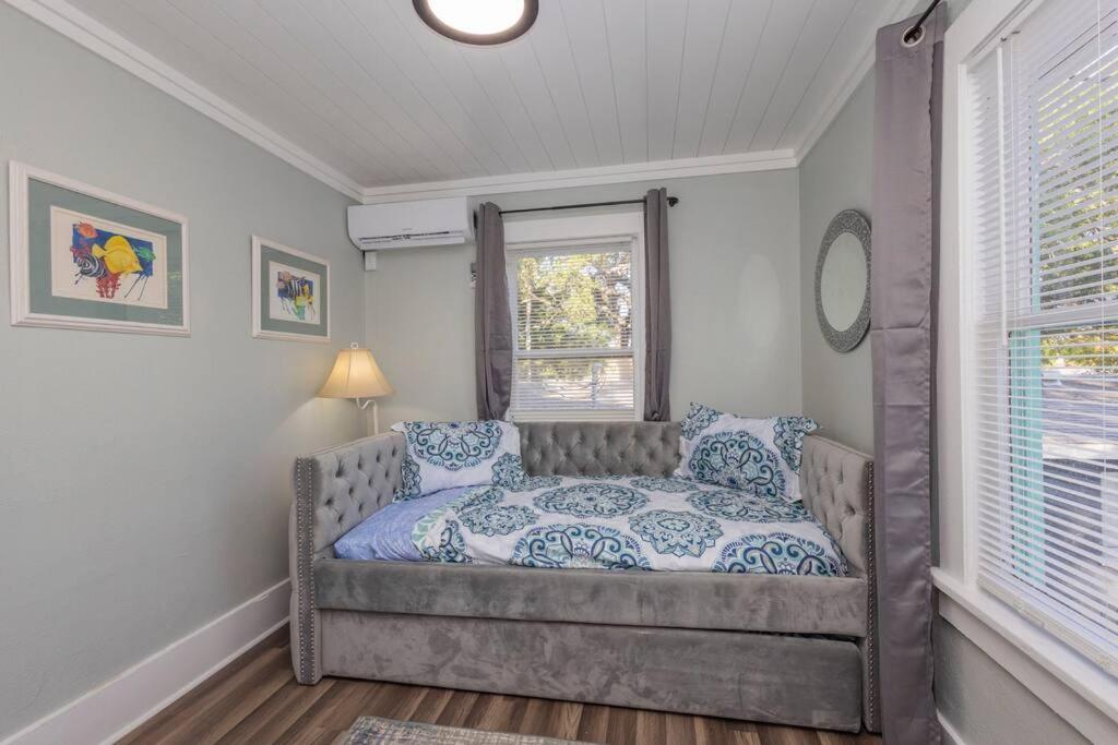 Artsea 2BR Cozy Ample Parking Near Beaches & Lecom Upstairs view 4