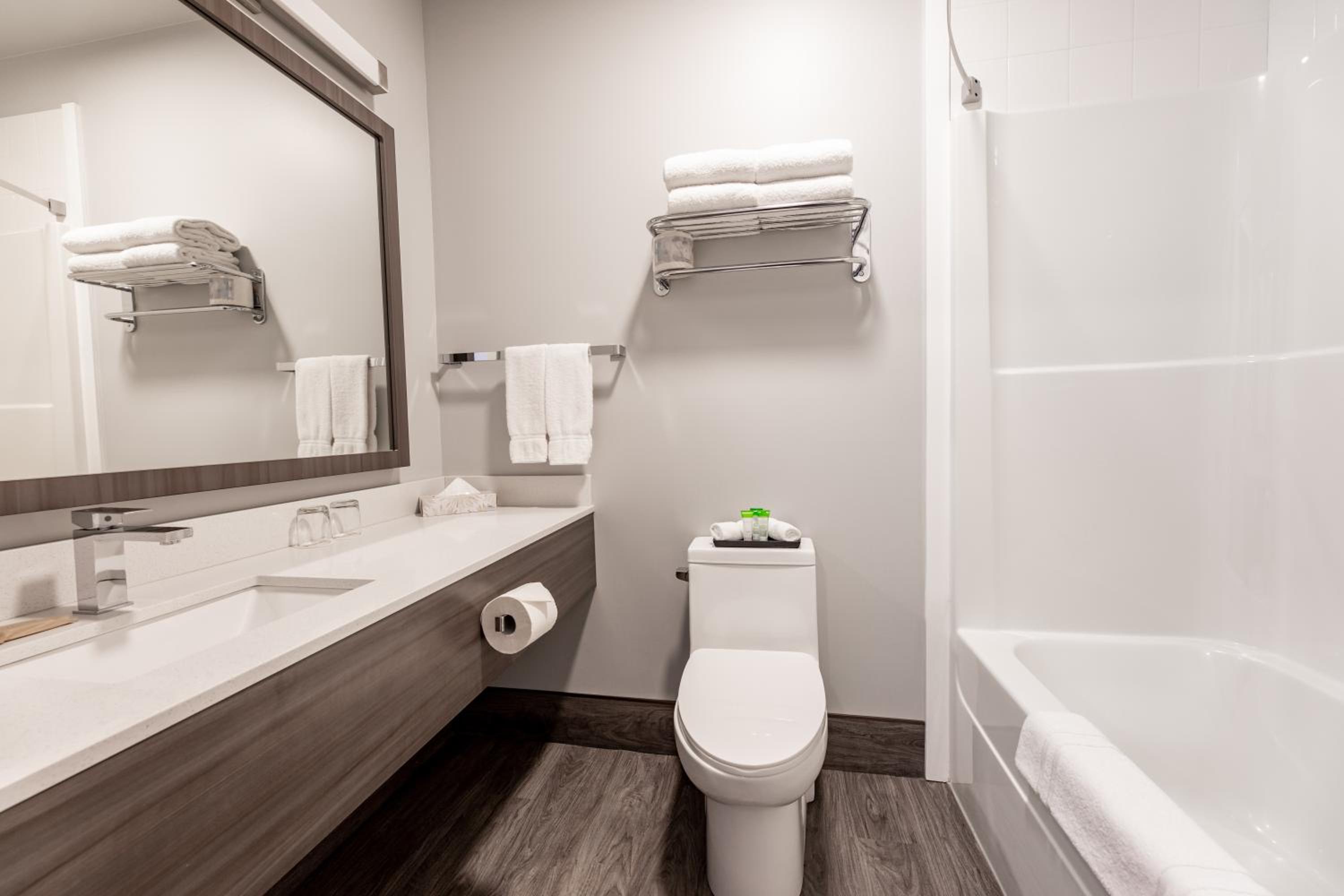 Hinton Vacations - The Kanata by BCMInns - Hinton - Property Image 2