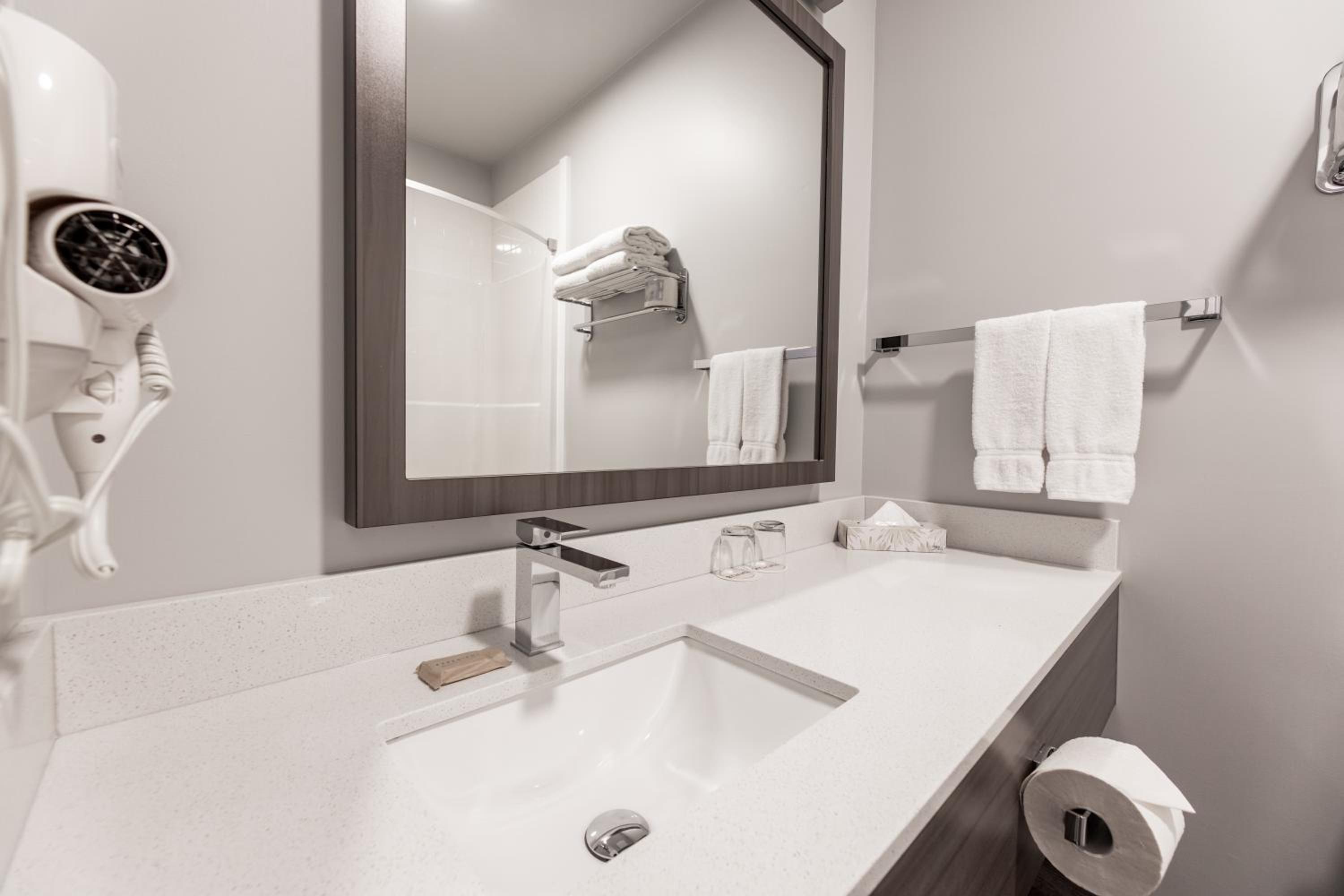 Hinton Vacations - The Kanata by BCMInns - Hinton - Property Image 4