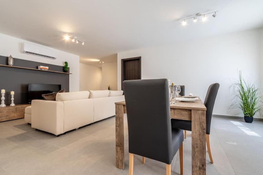 Bright and Spacious 2 Bedroom Apartment
