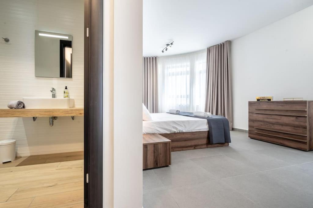 Bright and Spacious 2 Bedroom Apartment