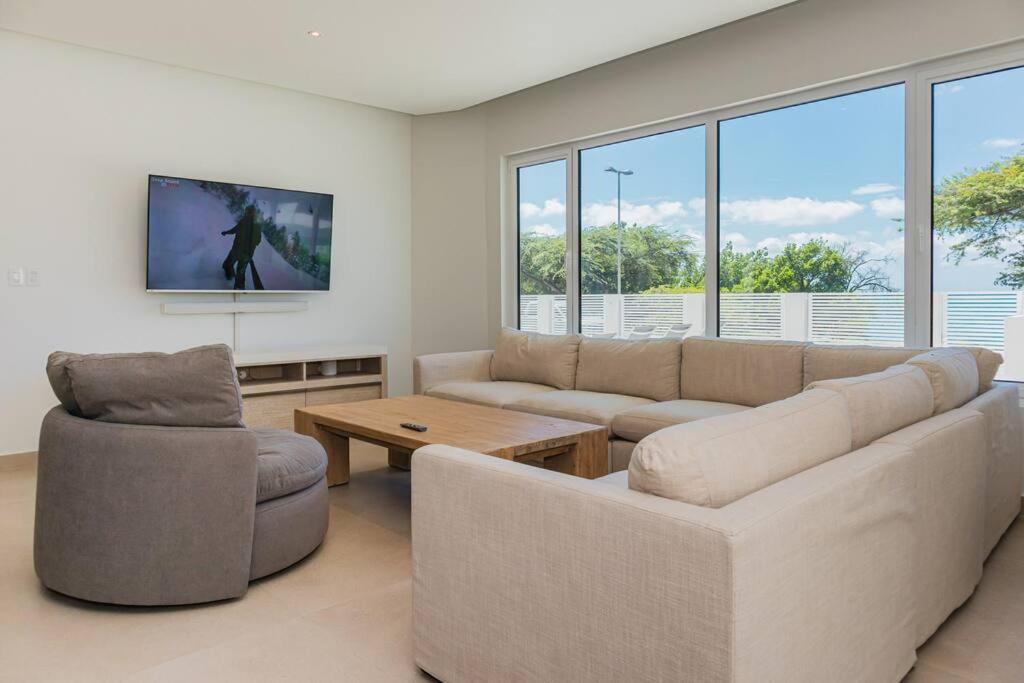 Modern Luxury Oasis -10 bedrooms
