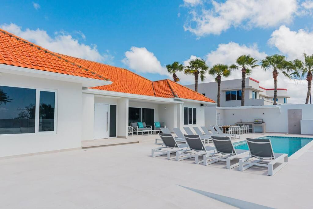 Modern Luxury Oasis -10 bedrooms