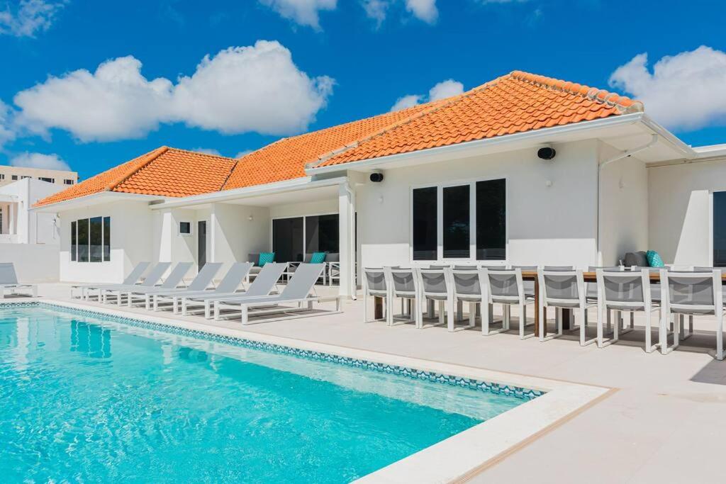 Modern Luxury Oasis -10 bedrooms