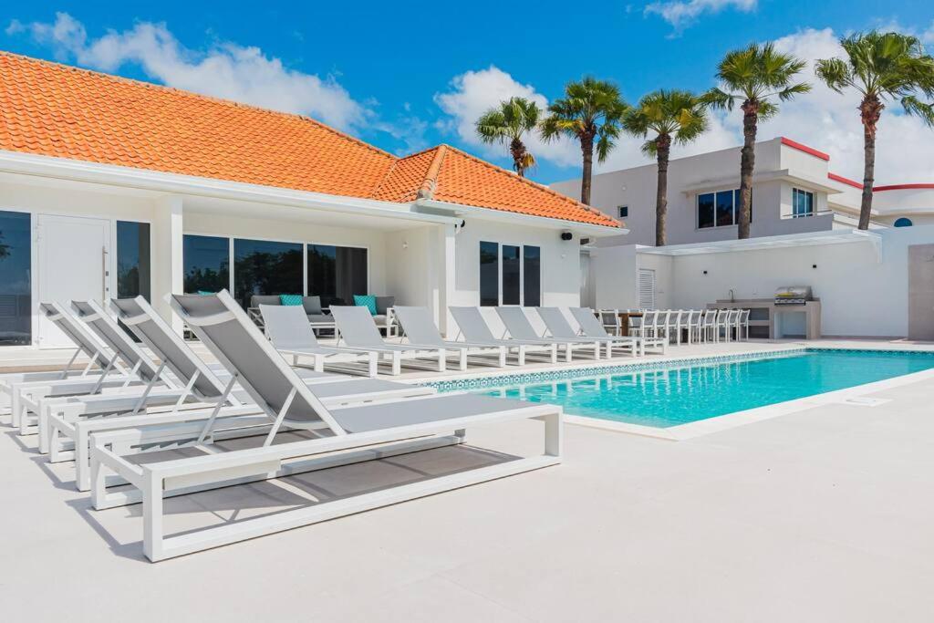Modern Luxury Oasis -10 bedrooms