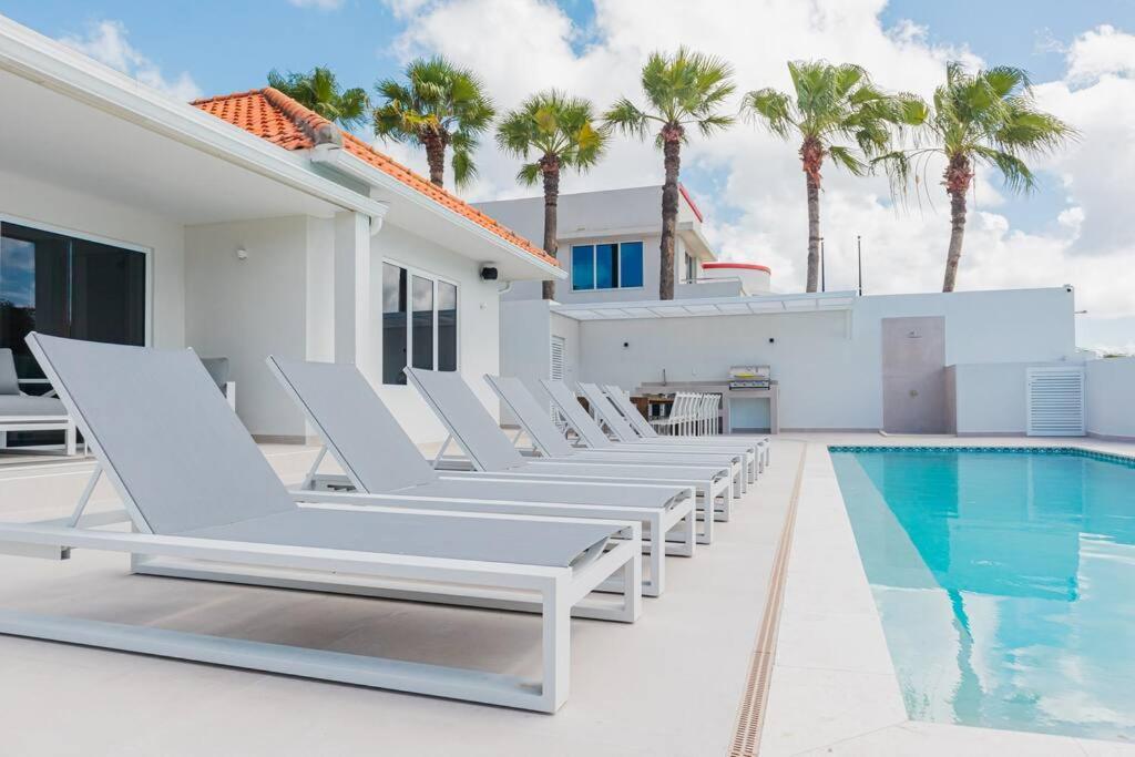 Modern Luxury Oasis -10 bedrooms