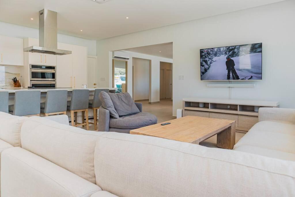 Modern Luxury Oasis -10 bedrooms