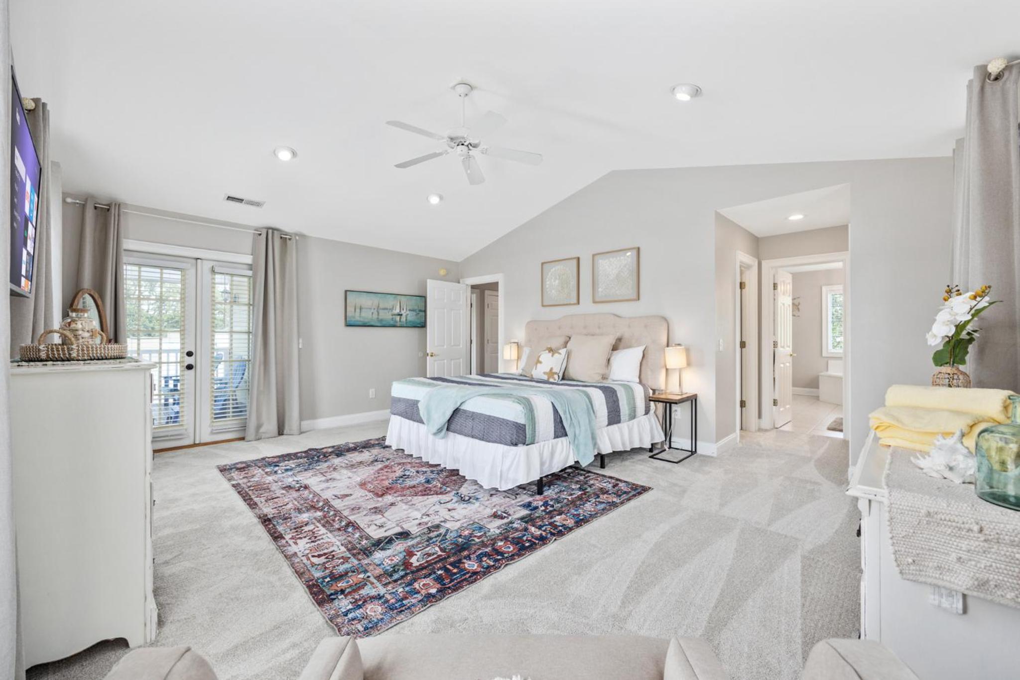 1 min Walk to Beach, 4BR House, Hot Tub, Sleep 10 view 2