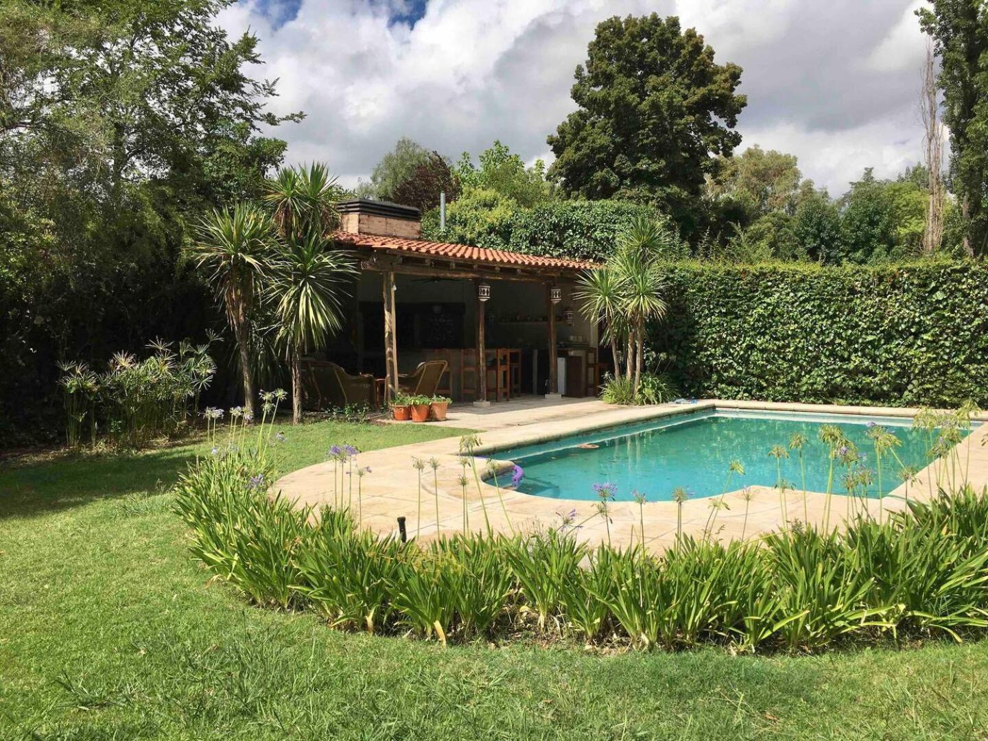 Amplia casa con jardín quincho y piscina