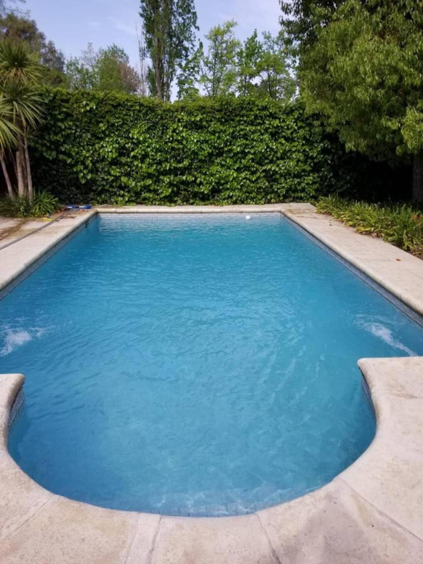 Amplia casa con jardín quincho y piscina