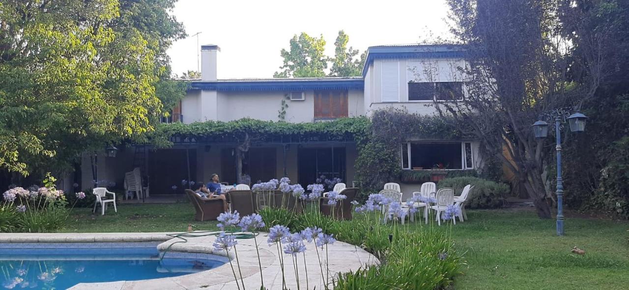 Amplia casa con jardín quincho y piscina