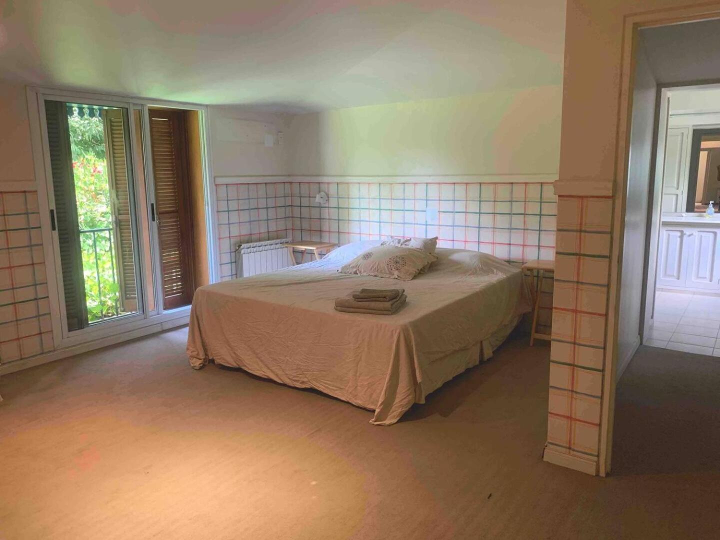 Amplia casa con jardín quincho y piscina