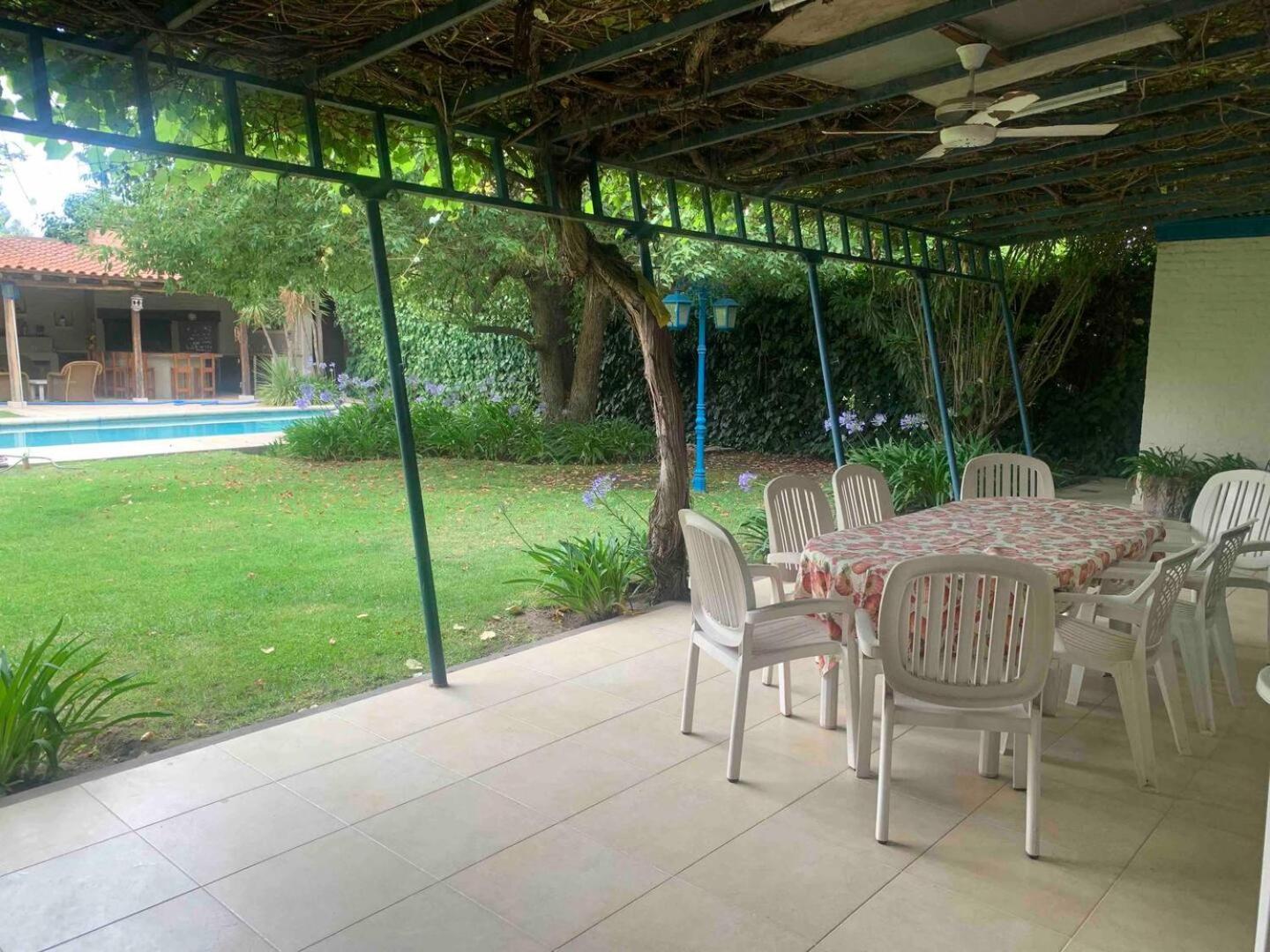 Amplia casa con jardín quincho y piscina