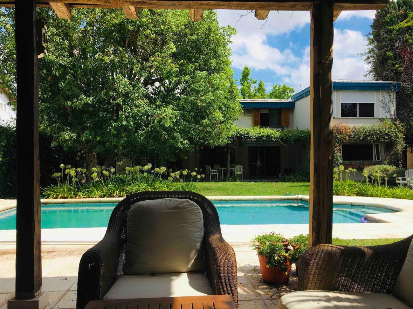 Amplia casa con jardín quincho y piscina