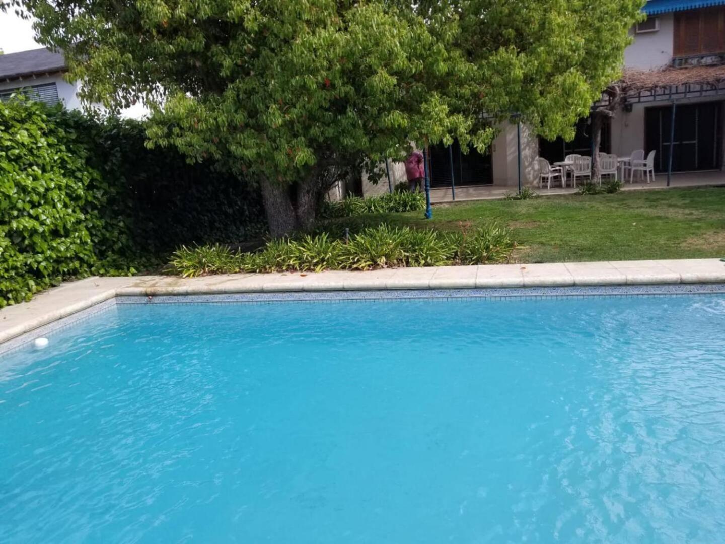 Amplia casa con jardín quincho y piscina