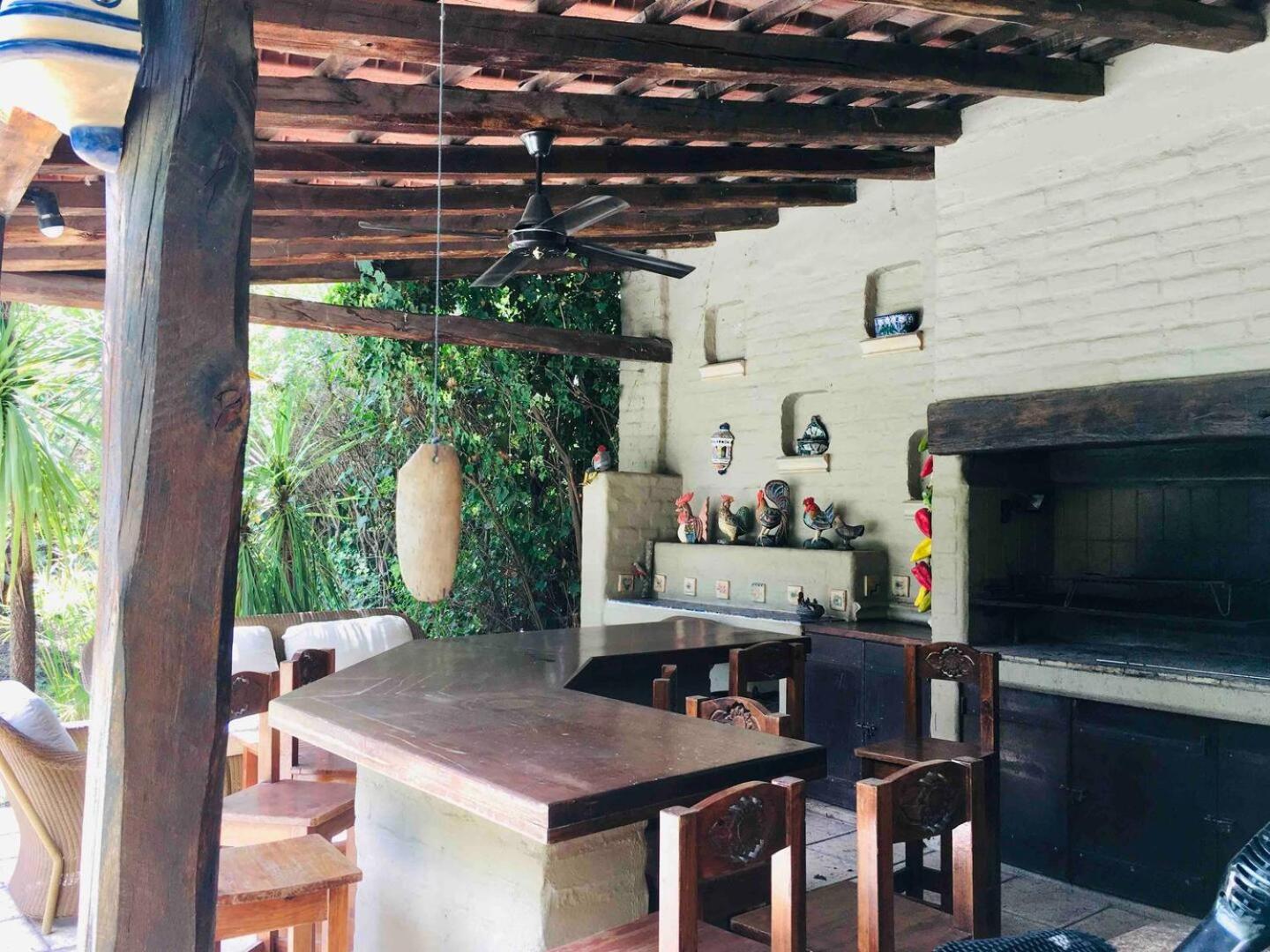 Amplia casa con jardín quincho y piscina