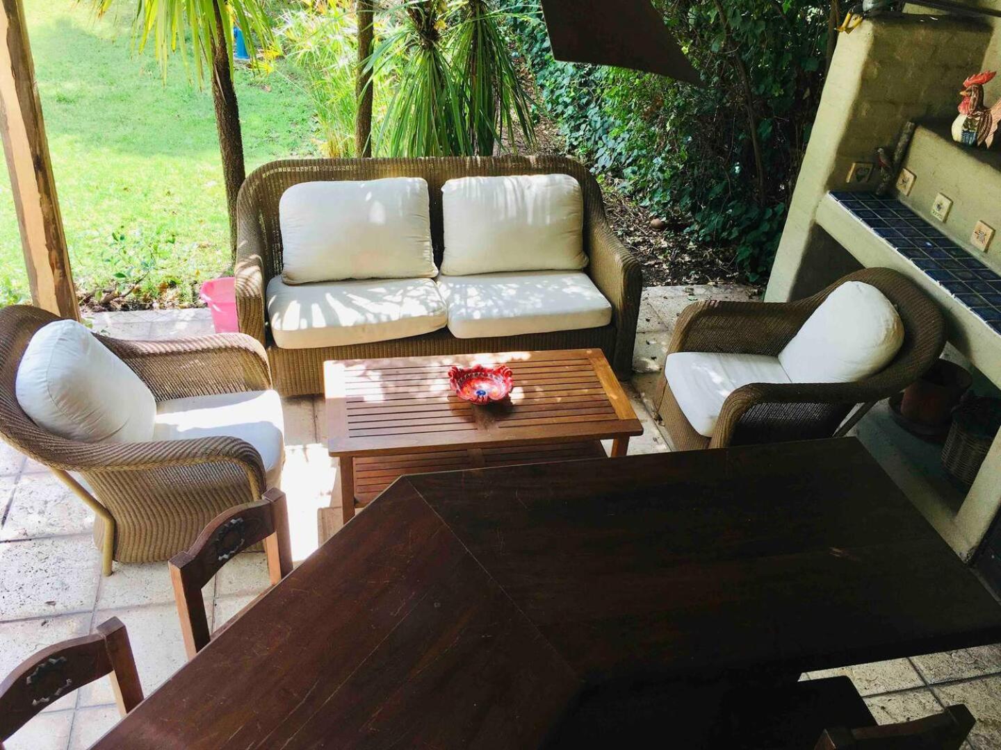 Amplia casa con jardín quincho y piscina