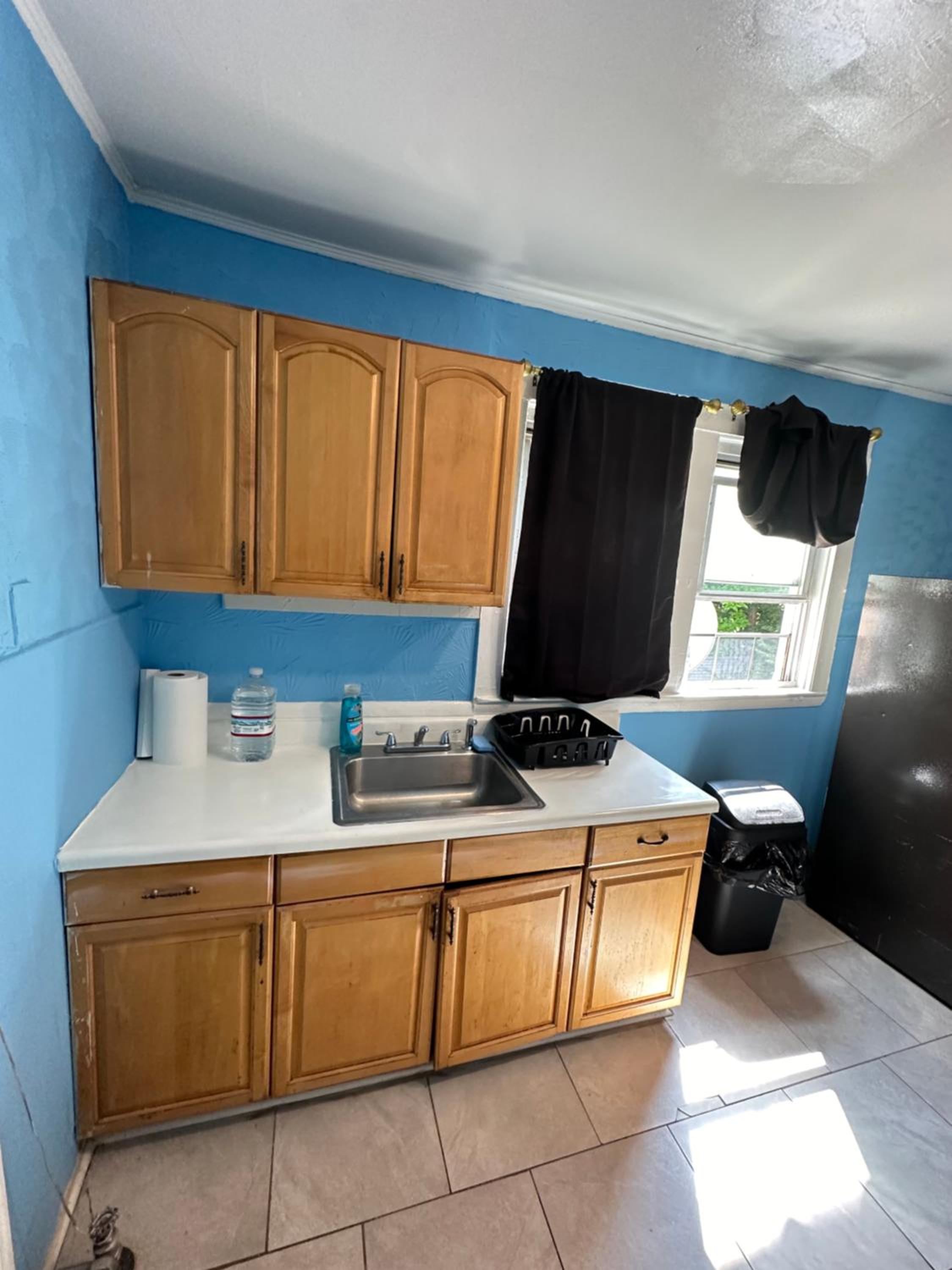 Fidelia Diamond Room Queen Bed Minutes from Newark Liberty International Airport and Newark Penn Station