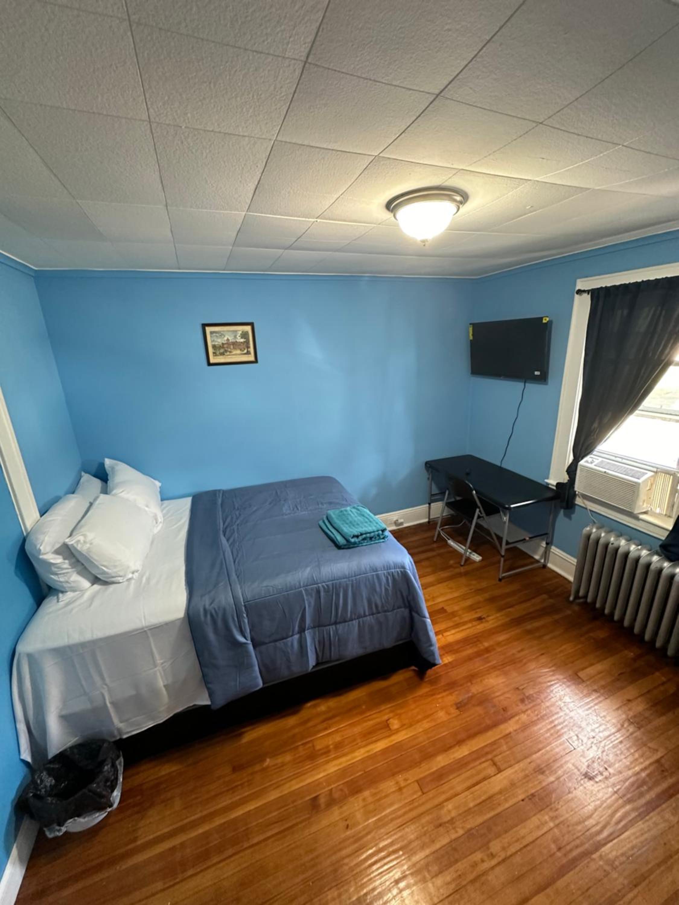 Fidelia Diamond Room Queen Bed Minutes from Newark Liberty International Airport and Newark Penn Station