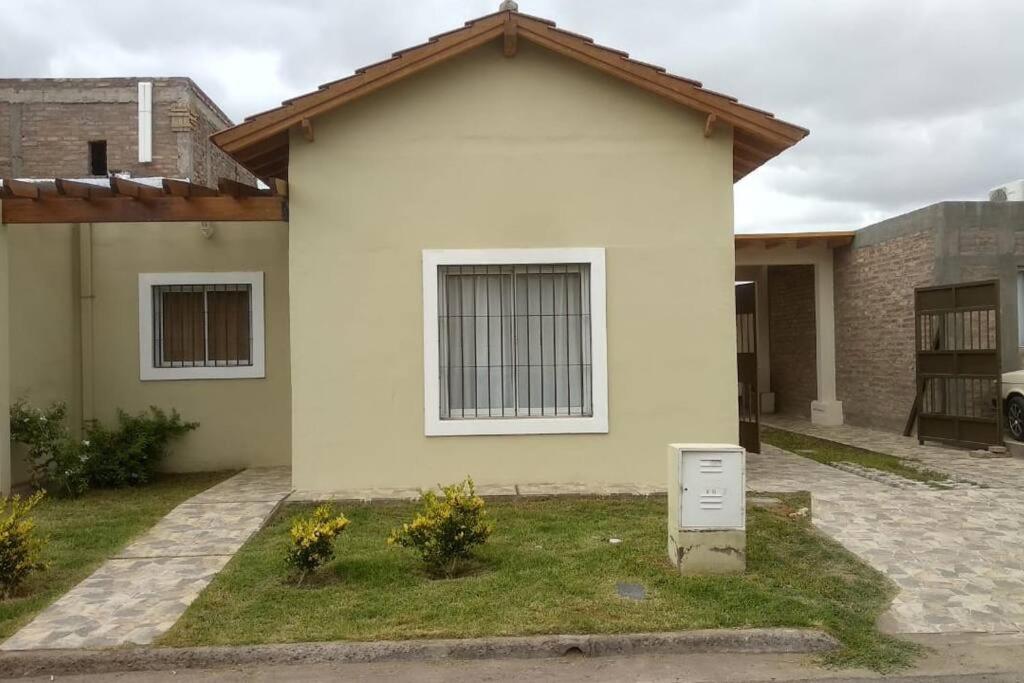 Se alquila casa en barrio privado