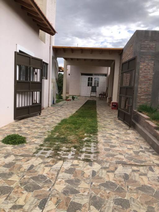 Se alquila casa en barrio privado