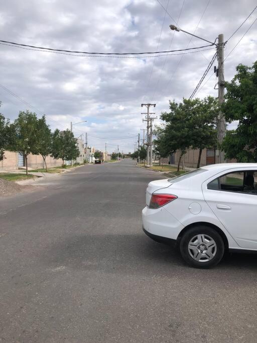 Se alquila casa en barrio privado