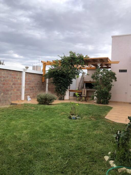 Se alquila casa en barrio privado