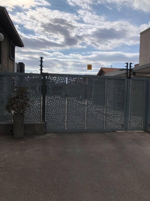 Se alquila casa en barrio privado