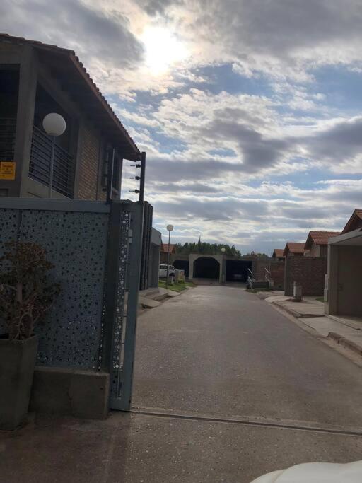 Se alquila casa en barrio privado