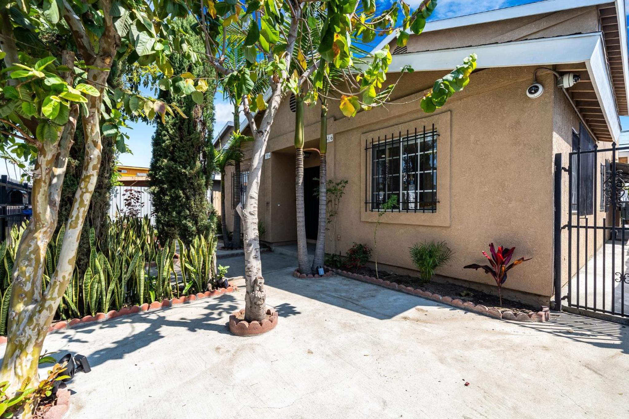 Modern LA Retreat Sleeps 10 Near SoFi & DTLA