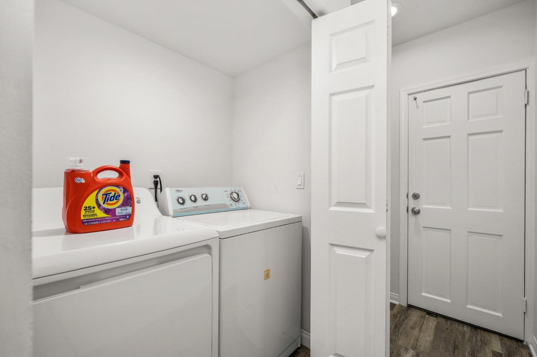 Modern LA Retreat Sleeps 10 Near SoFi & DTLA
