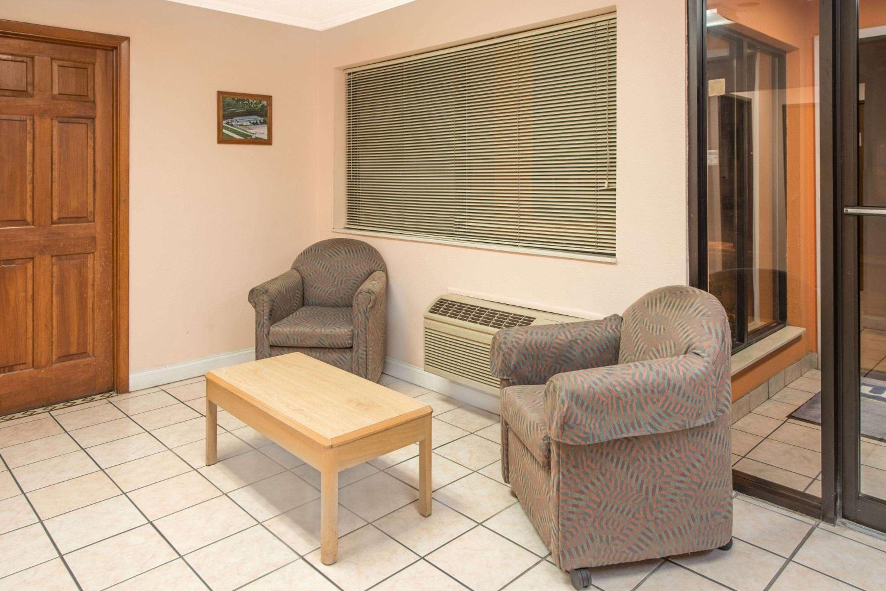Days Inn by Wyndham Kingdom City view 3