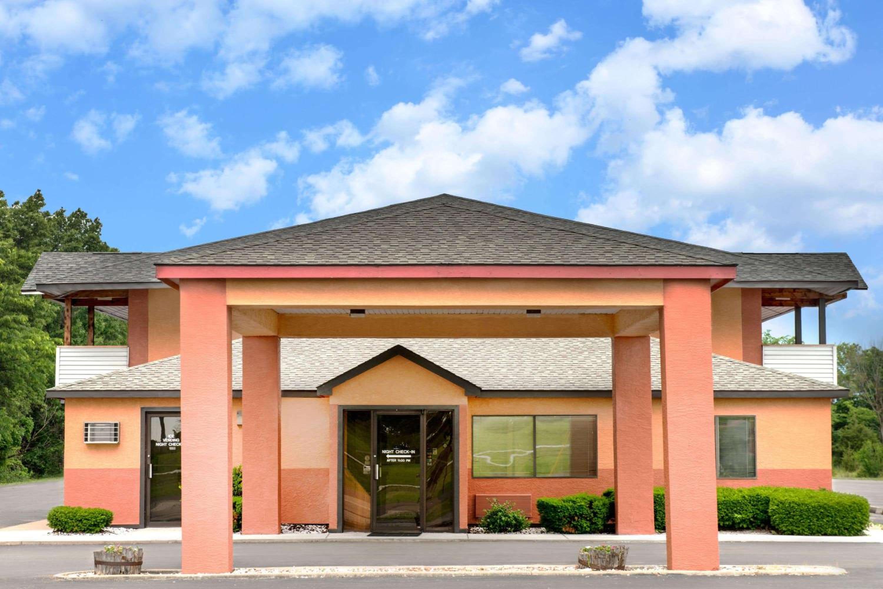 Days Inn by Wyndham Kingdom City view 2