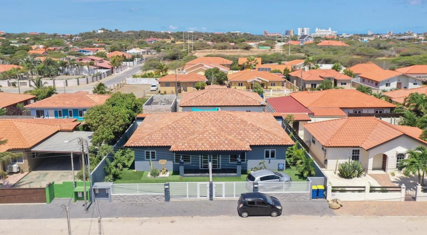 Casa Lima Wjacuzzi 5mins To Eagle Beach