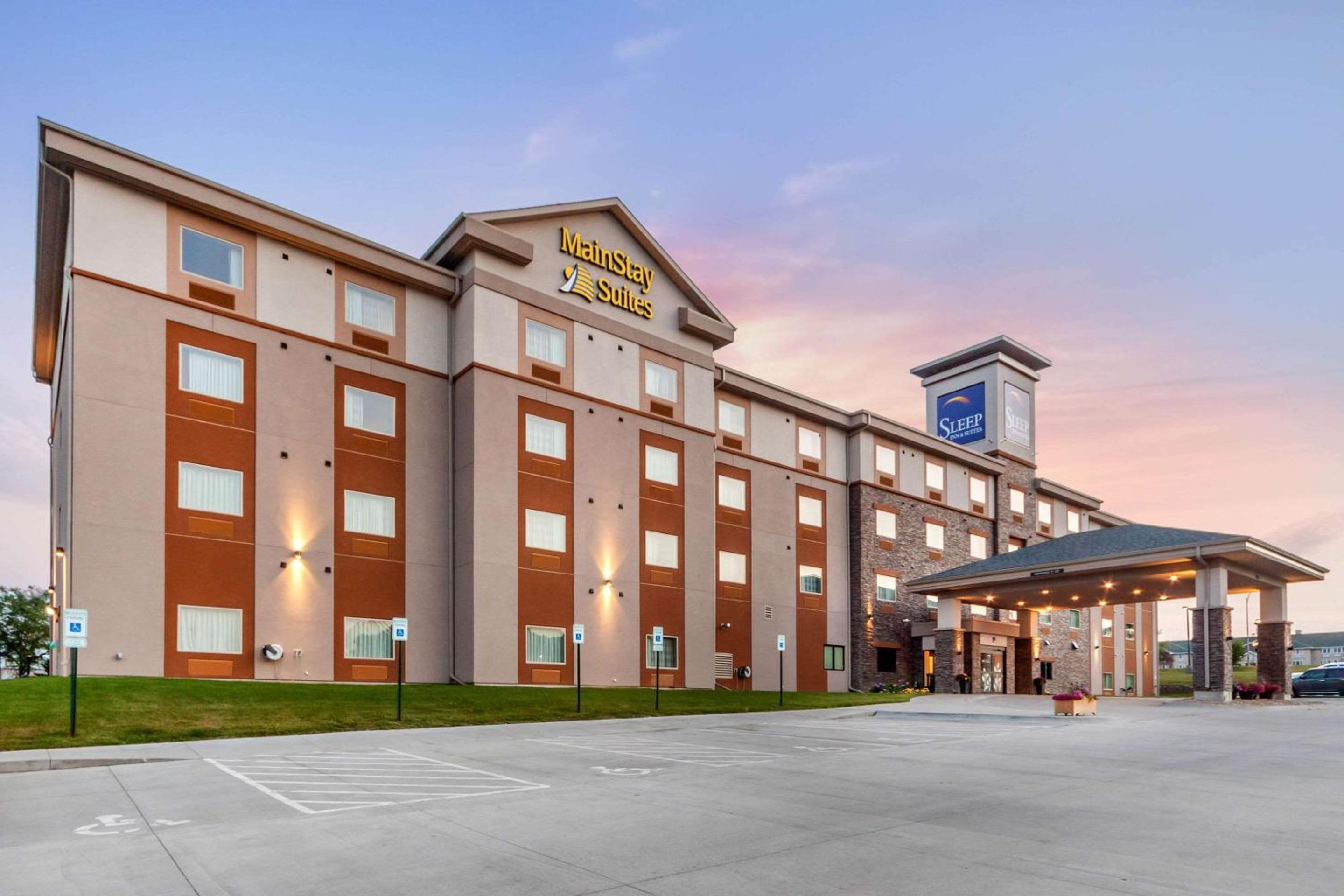 Hotel MainStay Suites Lincoln University Area - Image 1