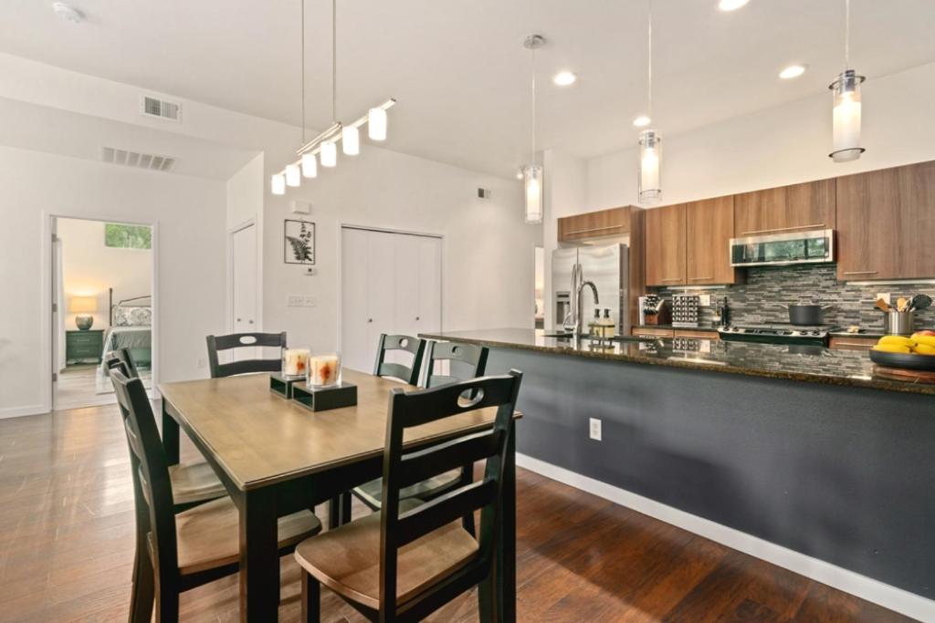 The Cozy Corner Retreat, 15 min walk to Old Town view 5