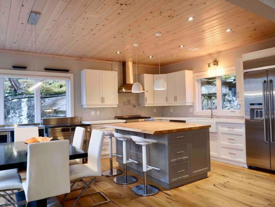 The Rowanwood - Muskoka Cottage Retreat