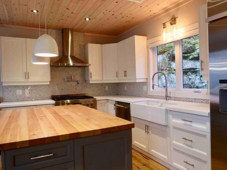 The Rowanwood - Muskoka Cottage Retreat