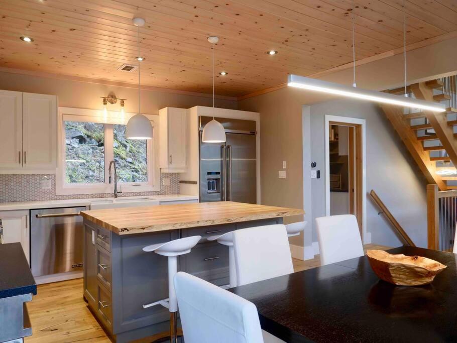 The Rowanwood - Muskoka Cottage Retreat
