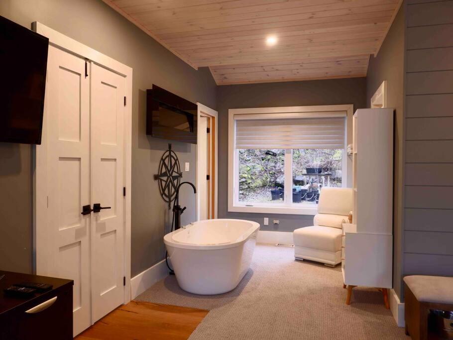 The Rowanwood - Muskoka Cottage Retreat